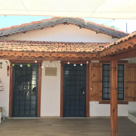 Authentic House With Impressive Castle View Near Ephesus In Selcuk, Izmir Case de vacanță *